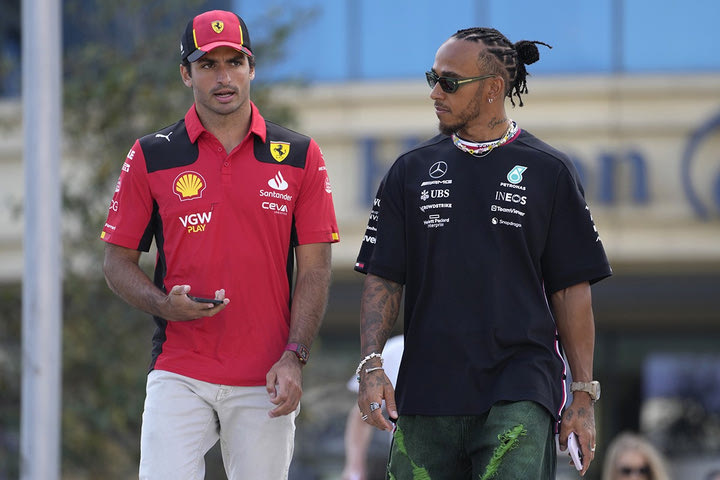Formula 1: Ο Βασέρ διαψεύδει ότι η Ferrari ενδιαφέρεται για τον Χάμιλτον