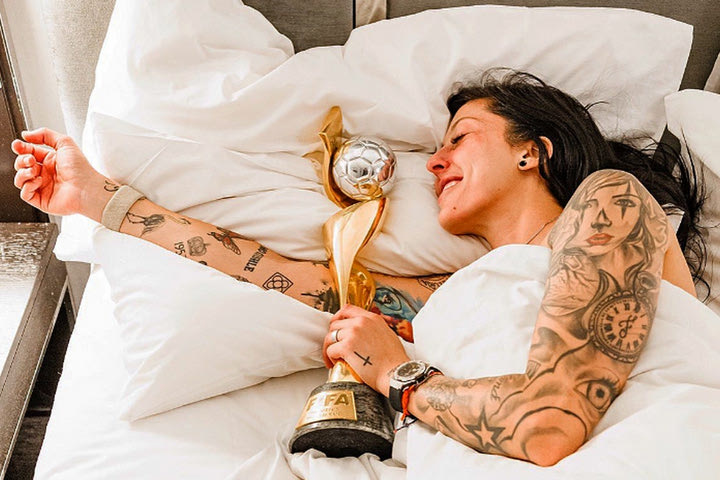 Μέσι: Η Ερμόσο αντέγραψε τον Αργεντινό και φωτογραφήθηκε αγκαλιά με το τρόπαιο στο κρεβάτι
