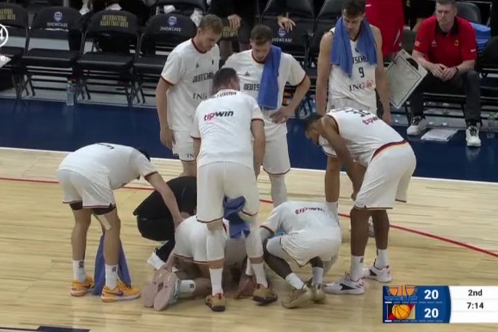 Ελλάδα – Γερμανία: Χτύπησε ο Χόλατζ και έφυγε υποβασταζόμενος από το παρκέ