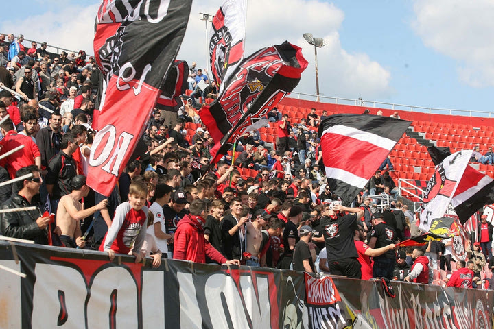 Το γήπεδο του Απόλλωνα Καλαμαριάς μετονομάζεται σε “Βασίλης Τριανταφυλλίδης” στη μνήμη του Χάρρυ Κλυνν