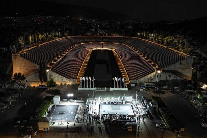 Η φαντασμαγορική εικόνα του φωτισμένου Παναθηναϊκού Σταδίου από την πρώτη μέρα των τελικών του 3×3 Master Series ΟΠΑΠ