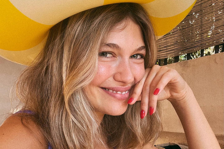 Η Κλέλια Ανδριολάτου κάνει «γέφυρα» topless στη συννεφιασμένη λίμνη Δόξα