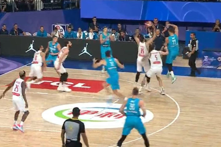 MundoBasket 2023: Η μαγική no-look πάσα του Ντόντσιτς στον Τόμπι
