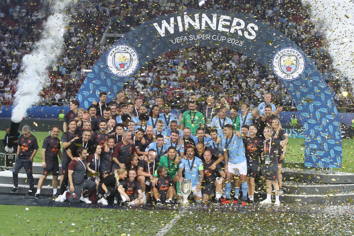 Μάντσεστερ Σίτι – Σεβίλλη: Η ώρα της απονομής, οι πολίτες σήκωσαν το τρόπαιο του Super Cup στον ουρανό του Πειραιά