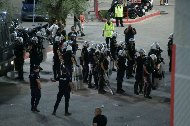 Ολυμπιακός – Τσουκαρίτσκι: Μικροένταση μεταξύ οπαδών και ΜΑΤ έξω από το Καραϊσκάκης πριν από την αναμέτρηση