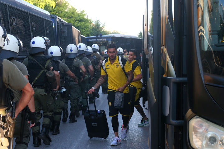 Άρης – Ντινάμο Κιέβου: Αστακός το Κλεάνθης Βικελίδης με μπλόκα και κλούβες έξω από το γήπεδο