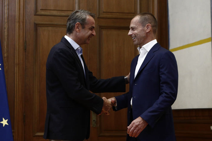 Συνάντηση Μητσοτάκη – Τσέφεριν: Στο Μαξίμου ο πρόεδρος της UEFA