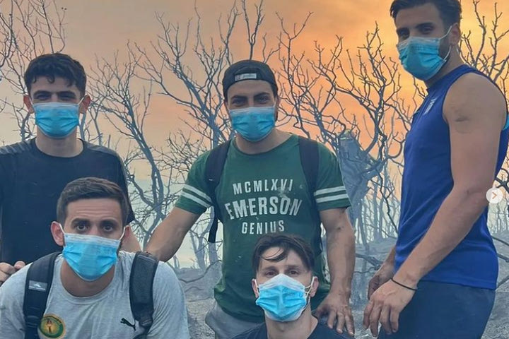 Φωτιές: Κίνηση ανθρωπιάς από την ομάδα του Πανθρακικού, δίνουν “μάχη” με τη φωτιά οι ποδοσφαιριστές