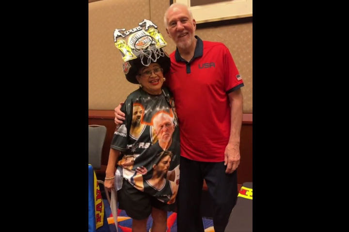 Απίθανη γιαγιά διένυσε 3.200 χιλιόμετρα σε 4 μέρες για να συναντήσει τον Πόποβιτς και κέρδισε την αγκαλιά του