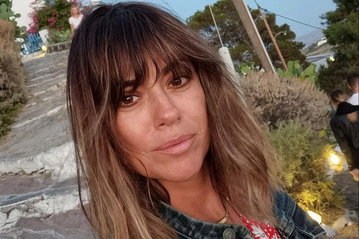 Λίνα Πρίντζου: Ποζάρει topless με φόντο τη χρυσή θάλασσα του Πηλίου