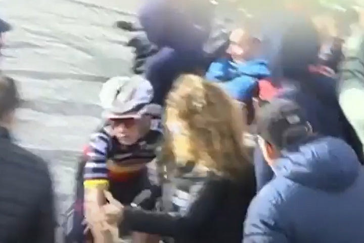 Ποδηλάτης αιμόφυρτος μετά από σύγκρουση με γυναίκα στον τερματισμό του τρίτου ετάπ στον Γύρο Ισπανίας