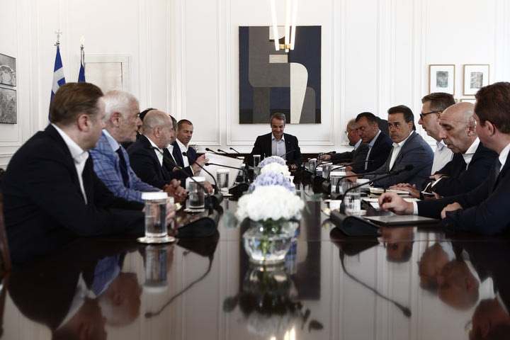 Ξεκίνησε η σύσκεψη των Μητσοτάκη – Τσέφεριν με Μελισσανίδη, Μαρινάκη, Αλαφούζο
