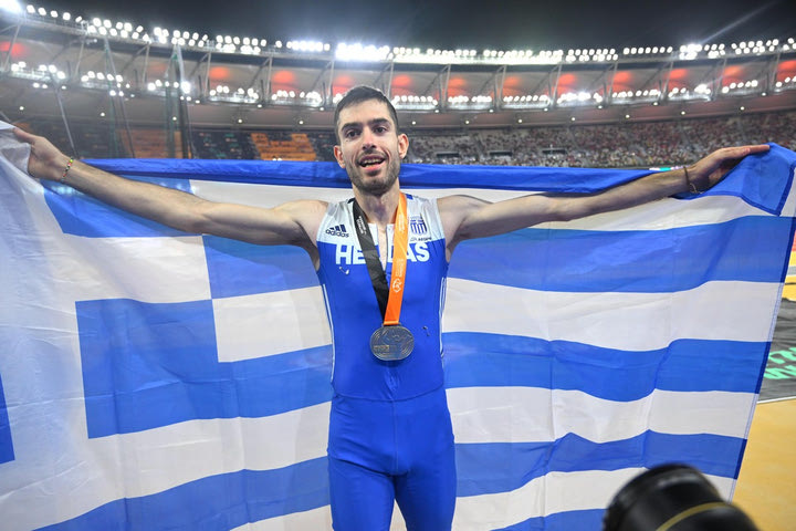 Ο Τεντόγλου φόρεσε το χρυσό μετάλλιο και τυλίχθηκε με την ελληνική σημαία