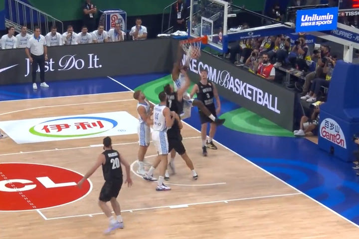 MundoBasket 2023, Ελλάδα – Νέα Ζηλανδία: Η πάσα του Γουόκαπ και το κάρφωμα του Θανάση Αντετοκούνμπο