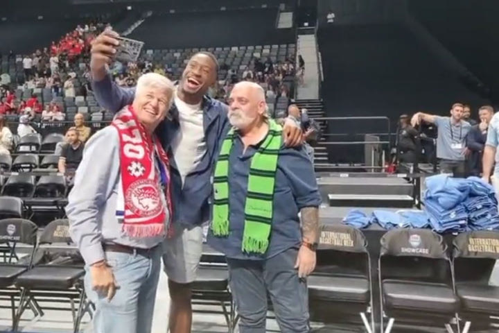 Ο Θανάσης Αντετοκούνμπο έβγαλε φωτογραφίες με οπαδούς του Ολυμπιακού και του Παναθηναϊκού στο Άμπου Ντάμπι