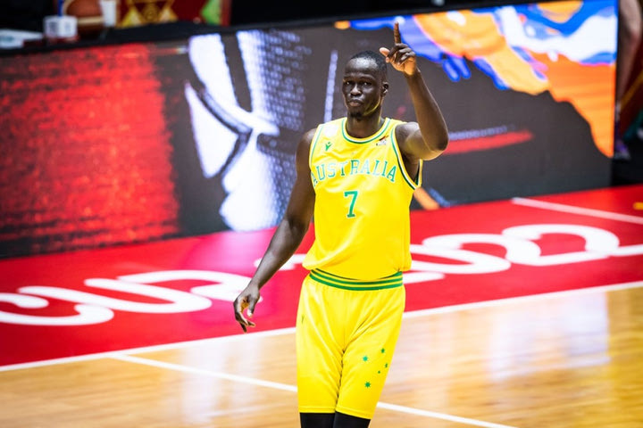 MundoBasket 2023: Κόπηκε ο Θον Μέικερ, συνεχίζει προπονήσεις με 15 παίκτες η Αυστραλία