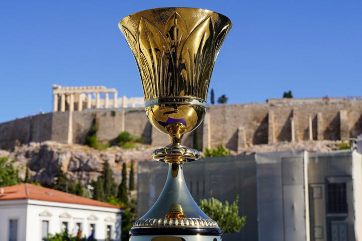 Το τρόπαιο του MundoBasket 2023 μπροστά στην Ακρόπολη