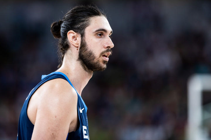 Ο Γιώργος Τσαλμπούρης στο SPORT24: “Λόγω του Γκάλη σήμερα μπορούμε να αποκαλούμαστε μπασκετμπολίστες”