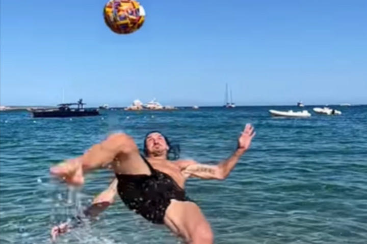 Ιμπραχίμοβιτς: Έκανε την Μύκονο να παραμιλάει με τα ποδοσφαιρικά του κόλπα