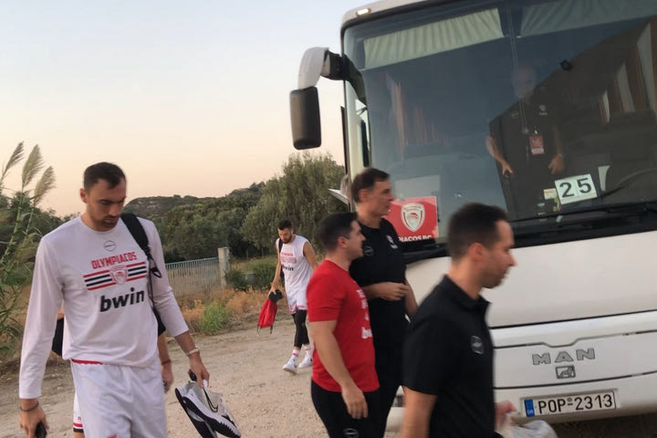 Οι αφίξεις Ολυμπιακού και Παναθηναϊκού στο κλειστό της Καλλιθέας Ρόδου για τον τελικό του Super Cup