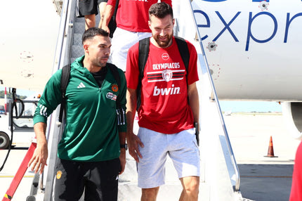 Super Cup 2023: Έφτασαν στη Ρόδο Ολυμπιακός, Παναθηναϊκός, Περιστέρι, Σλούκας και Πίτερς κατέβηκαν μαζί από το αεροπλάνο