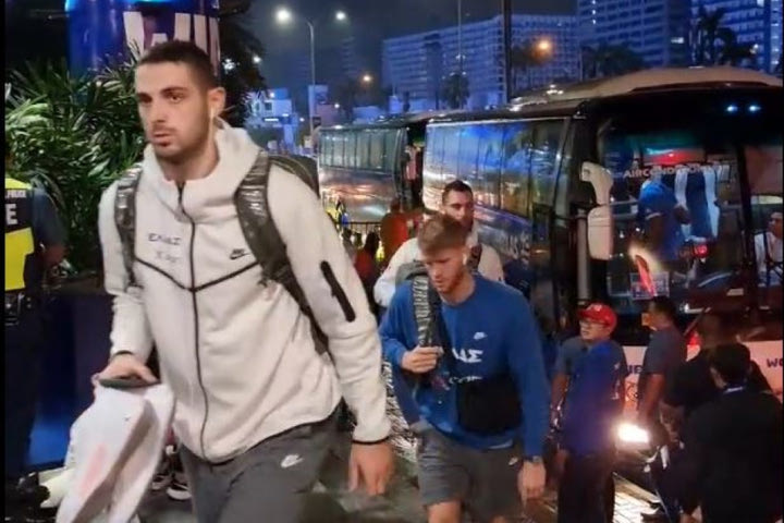MundoBasket 2023, Εθνική Ελλάδας: Υπό έντονη βροχόπτωση η άφιξη της επίσημης αγαπημένης