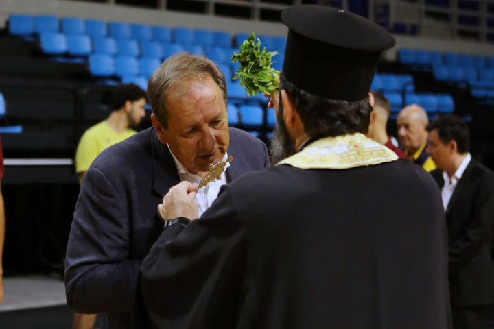 ΑΕΚ: Αγιασμός στα Άνω Λιόσια, παρουσία του Μάκη Αγγελόπουλου