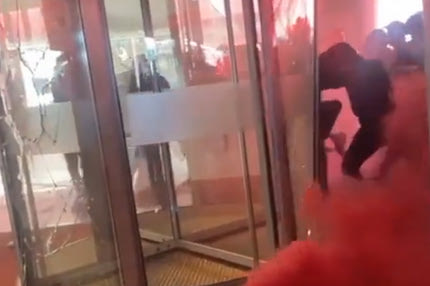 Άγιαξ – Φέγενορντ: Χούλιγκαν του Αίαντα έσπασαν τα πάντα στη Γιόχαν Κρόιφ Αρένα