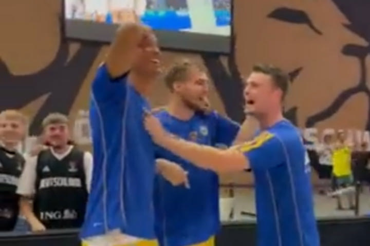 MundoBasket 2023: Οι παίκτες της Άλμπα πανηγύρισαν την κατάκτηση του χρυσού της Γερμανίας κατά την διάρκεια φιλικού αγώνα τους