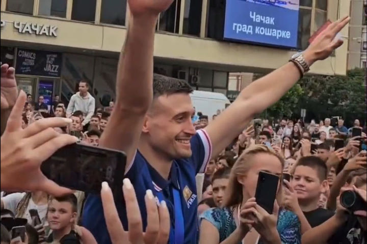 MundoBasket 2023, Σερβία: Πλημμύρισαν με κόσμο οι δρόμοι του Τσάτσακ για τον Αλέκσα Αβράμοβιτς
