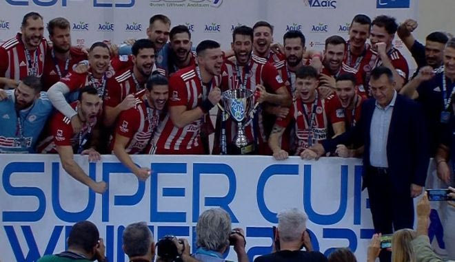Η απονομή του τροπαίου του Super Cup στους παίκτες της ομάδας χάντμπολ του Ολυμπιακού