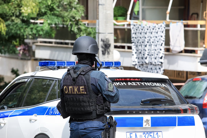 Επίθεση με χειροβομβίδα σε πολυκατοικία στην Κυψέλη – Οπαδικά τα κίνητρα