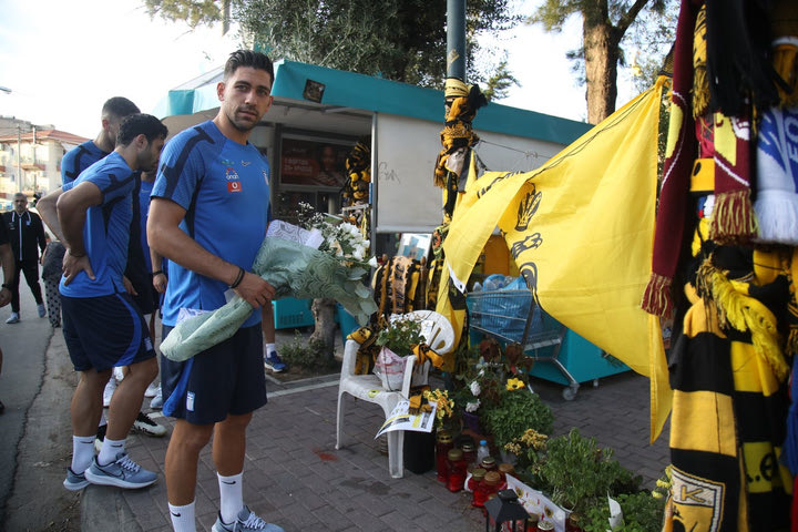 Εθνική Ελλάδος: Πογέτ και αντιπροσωπεία διεθνών κατέθεσαν λουλούδια στο σημείο της δολοφονίας του Μιχάλη