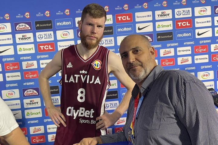 Ο Ντάβις Μπέρτανς στο SPORT24: “Οι συμπαίκτες μου ήθελαν να πάρω το τελευταίο σουτ κόντρα στη Γερμανία, ήταν καλό σουτ”