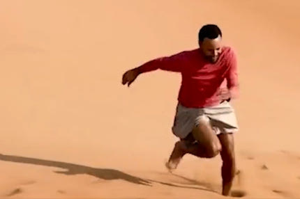 Ο Στεφ Κάρι προπονήθηκε σε αμμόλοφους στην έρημο