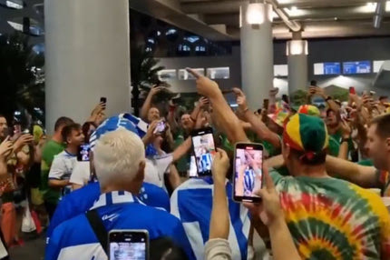 MundoBasket 2023, Λιθουανία – Ελλάδα: Υπέροχη στιγμή με Έλληνες και Λιθουανούς φιλάθλους να φωνάζουν μαζί συνθήματα