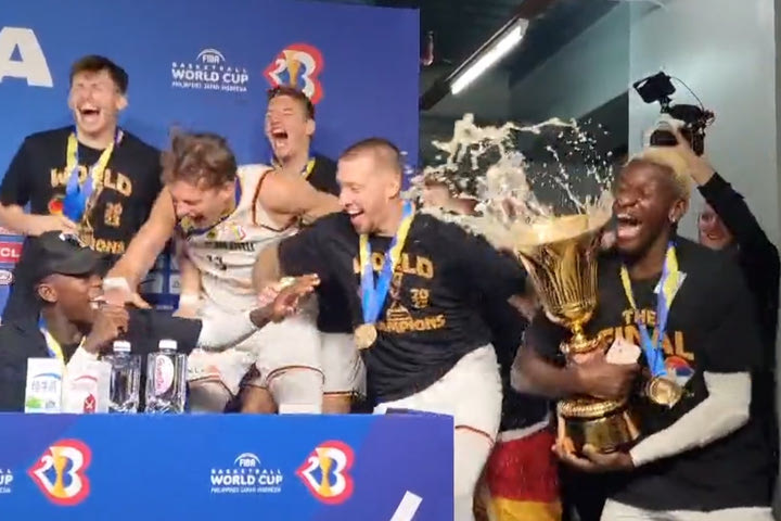 MundoBasket 2023, Γερμανία: Οι ξέφρενοι πανηγυρισμοί στην συνέντευξη Τύπου με το τρόπαιο γεμάτο από σαμπάνια