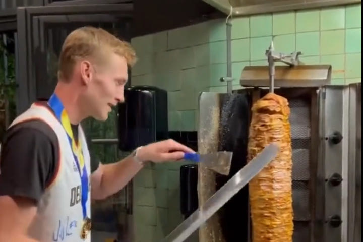 MundoBasket 2023: Ο Γκιφάι πήγε με το χρυσό μετάλλιο στον λαιμό του και έκοψε γύρο σε μαγαζί