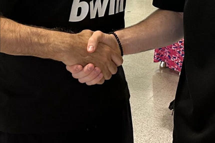 Ο Ολυμπιακός προανήγγειλε Μπραζντέικις με φωτογραφία που δείχνει χειραψία