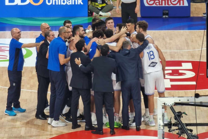 MundoBasket 2023, Ιταλία – Σλοβενία: Ο Ντατόμε αποχώρησε 3’26” πριν το φινάλε και οι συμπαίκτες του μπήκαν στο παρκέ να τον αποχαιρετήσουν