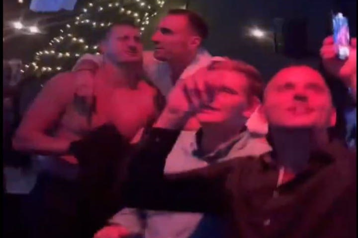 Ο Μιλουτίνοβ αγκαλιά με τον… ημίγυμνο Γιόκιτς, το έκαψαν παρέα για το ασημένιο της Σερβίας