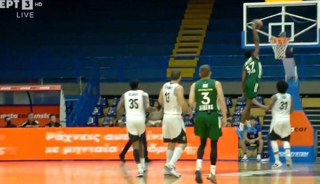 Το εντυπωσιακό κάρφωμα του Κώστα Αντετοκούνμπο