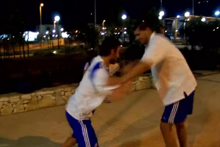 VIDEO – έπος: Σπανούλης και Παπαδόπουλος σε αγώνα… τζούντο στο δρόμο το 2004, με θεατές Διαμαντίδη – Φώτση και σπίκερ τον Ζήση