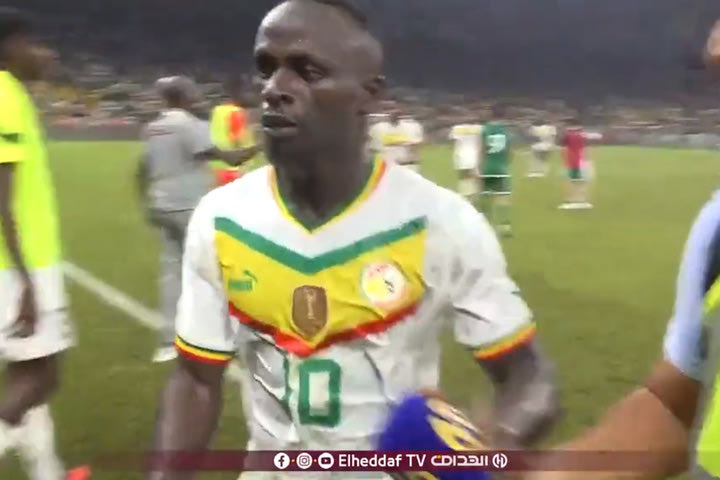 Εκνευρισμένος ο Μανέ μετά την ήττα της Σενεγάλης, έσπρωξε το μικρόφωνο ρεπόρτερ