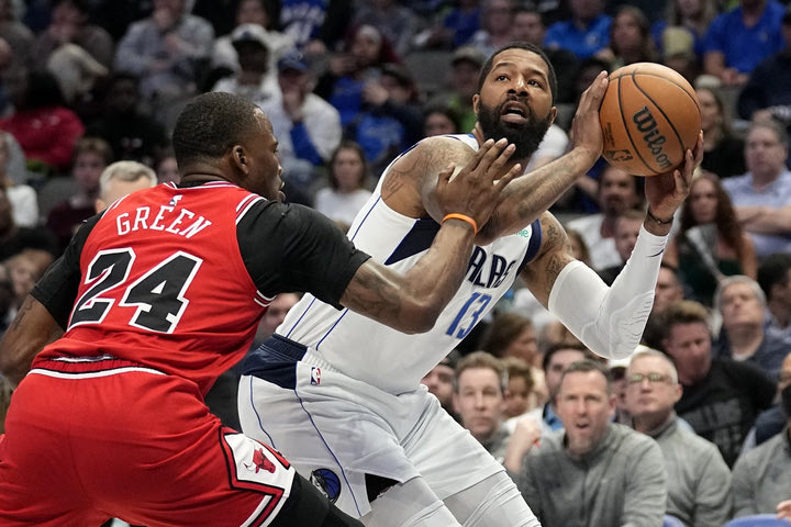 NBA: Ο Μαρκίφ Μόρις συνεχίζει στους Ντάλας Μάβερικς