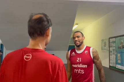 Ολυμπιακός: Οι selfies με τους οπαδούς στο αεροδρόμιο και η συνάντηση με τον Μπόλομποϊ