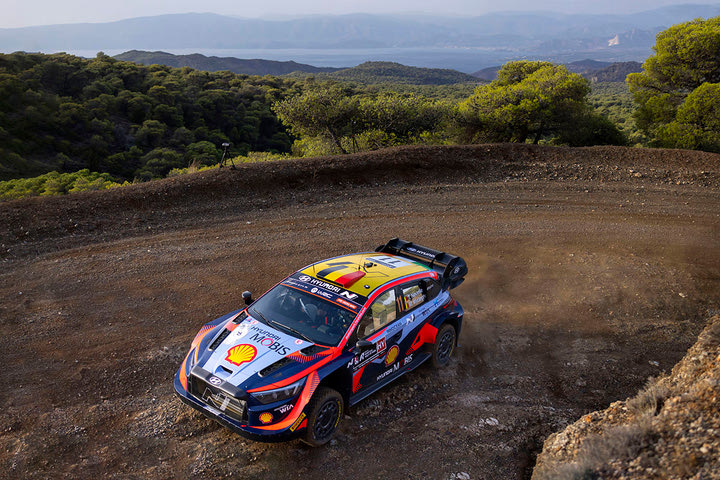 ΕΚΟ Ράλλυ Ακρόπολις, ΕΔ4: Ο Νεβίλ επικεφαλής, με μικρή διαφορά από τους Οζιέ, Ροβάνπερα