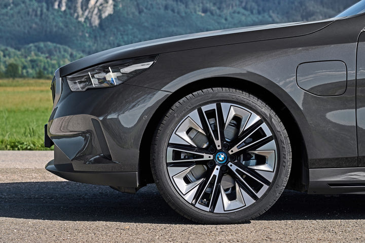 Στην πρίζα και η 5άρα της BMW