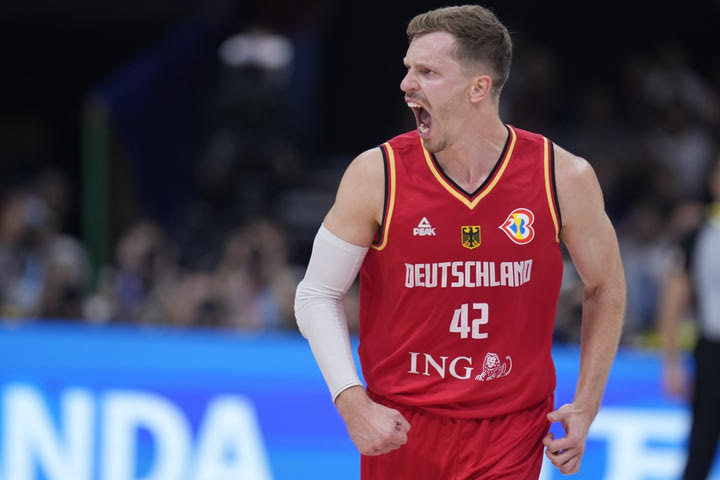 Ο Αντρέας Ομπστ στο SPORT24: “Απέναντι στις ΗΠΑ έκανα μεγαλύτερο παιχνίδι και από εκείνο με την Ελλάδα στο EuroBasket”