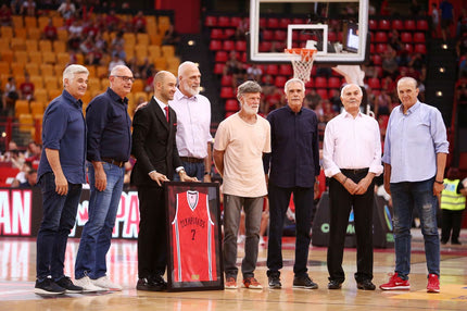 Το “ευχαριστώ” του Χρήστου Μπαφέ στους παλαίμαχους του Ολυμπιακού που τίμησαν τον Σπανούλη: “Αυτοί μας έκαναν να αγαπήσουμε τον έφηβο”